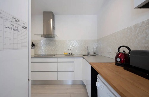 Castelldefels House | Villa 'Ethel' with Mountain View, Wi-Fi and Air Conditioning