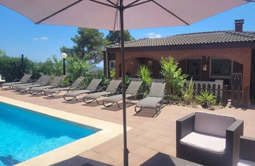 Sitges Villa | Villa Sitges Soledad 15 minutes drive from Sitges. A/C. XXL swimming pool. 12 p.