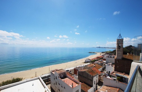 Montgat Apartment | Waves and sky near Barcelona