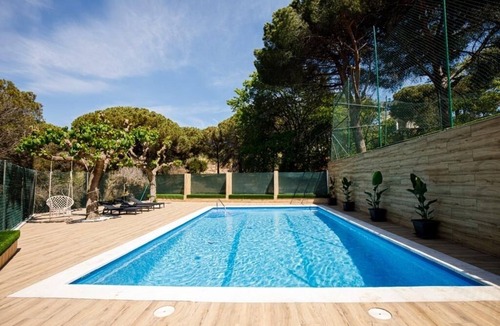 El Mas Mora House | Wonderful house with large pool and forest