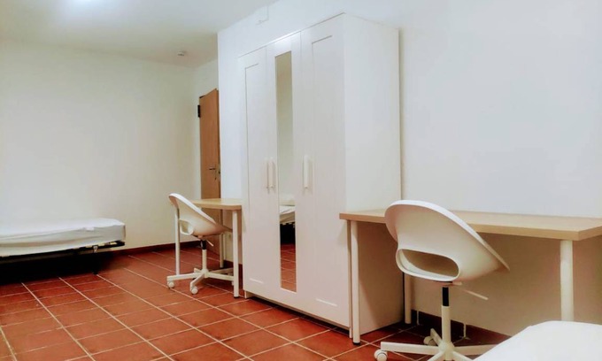 Bellaterra Other | 1200 m² Shared room ∙ 1 bedroom ∙ 6 guests