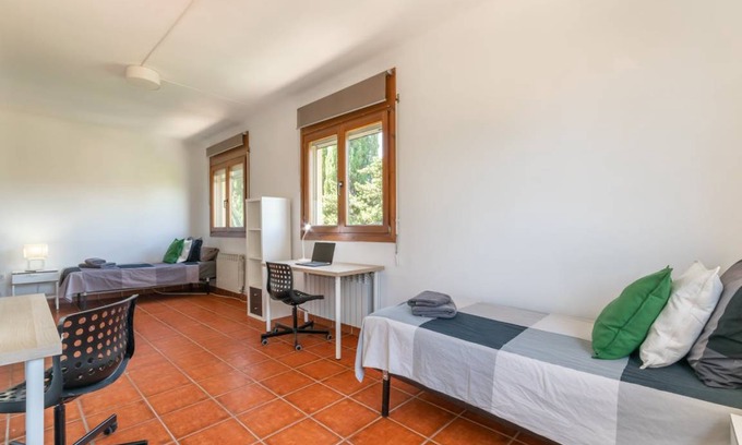 Bellaterra Other | 1200 m² Shared room ∙ 1 bedroom ∙ 1 guest