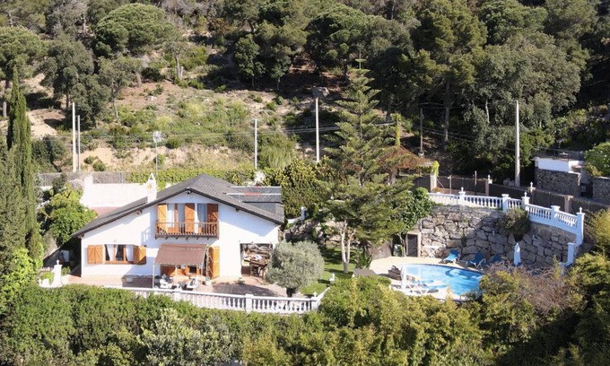 Sant Cebria de Vallalta Villa | 180 m² Villa ∙ 4 bedrooms ∙ 9 guests