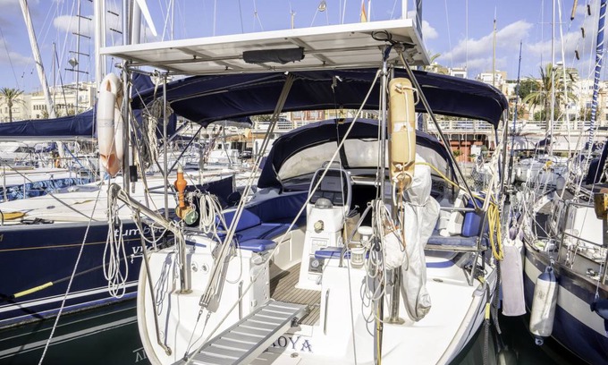 Masnou Boat Rental | 20 m² Houseboat ∙ 3 bedrooms ∙ 6 guests