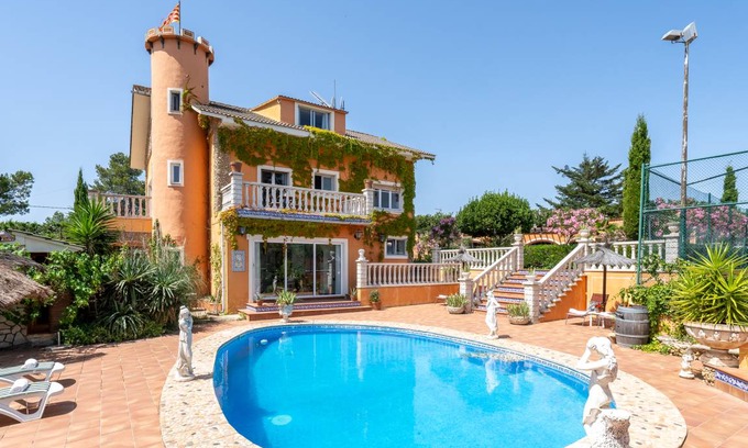 Torrelles de Foix Villa | 299 m² Villa ∙ 7 bedrooms ∙ 19 guests