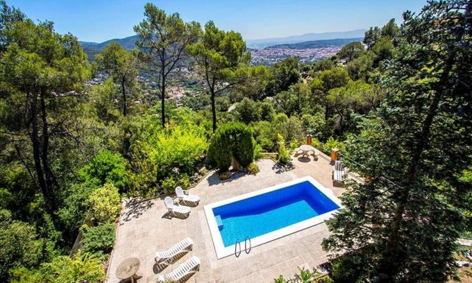 Castellar del Valles Villa | 340 m² Villa ∙ 5 bedrooms ∙ 8 guests