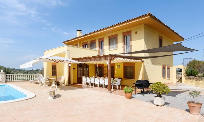 Castellet i la Gornal Villa | 380 m² Villa ∙ 7 bedrooms ∙ 14 guests