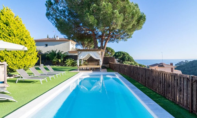 Calella Villa | 552 m² Villa ∙ 7 bedrooms ∙ 14 guests