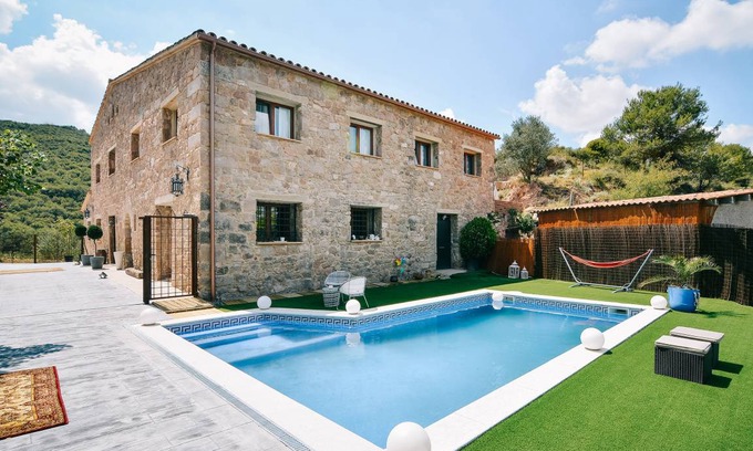 Castellfollit del Boix Villa | 634 m² Villa ∙ 8 bedrooms ∙ 20 guests