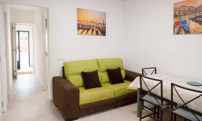 Cornella de Llobregat Apartment | 88 m² Apartment ∙ 3 bedrooms ∙ 7 guests