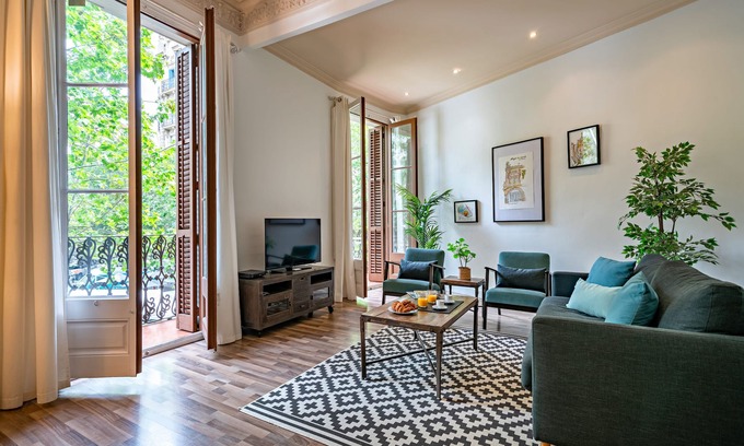 L'Antiga Esquerra de l'Eixample Apartment | Beautiful 2 bedroom with a balcony