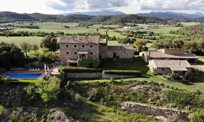 Gargalla House | Holiday Home 'El Porxet' with Mountain Views, Shared Pool and Wi-Fi