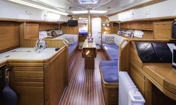 Masnou Boat Rental | Houseboat ∙ 3 bedrooms ∙ 6 guests
