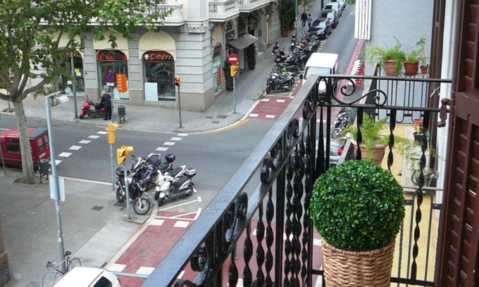 Sant Gervasi Apartment | MIRALL,EN EL MEJOR BARRIO DE LA CIUDAD, frente a un mercado emblemático, rodeado de comercios y restaurantes y muy bien comunicado con todo.