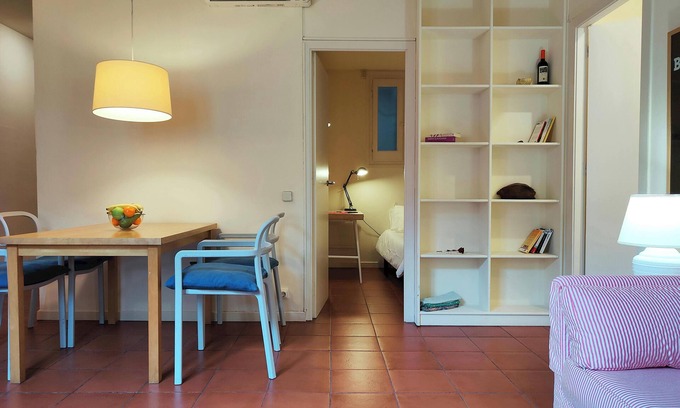 Gothic Quarter Apartment | Spacious 2-Bedroom Apt on La Rambla. Wifi &Central