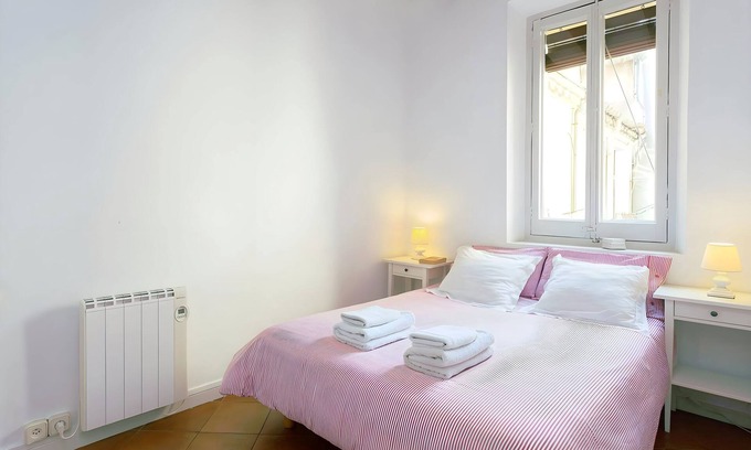 Gothic Quarter Apartment | Tranquil & Cozy with balcony! Plaça Catalunya. RI.