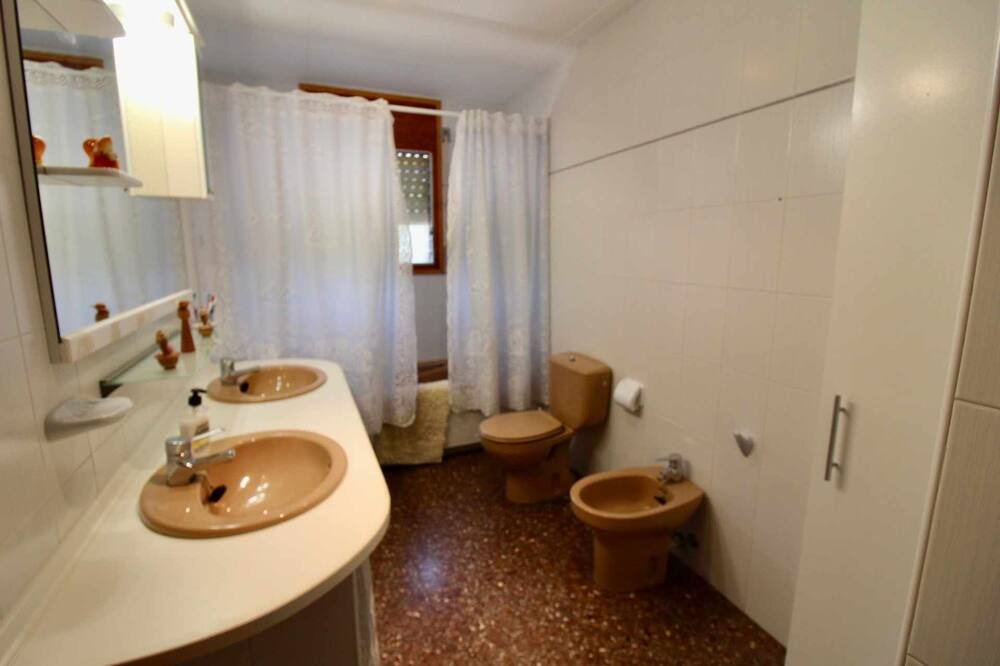 Photo of Bathroom in L Almadrava