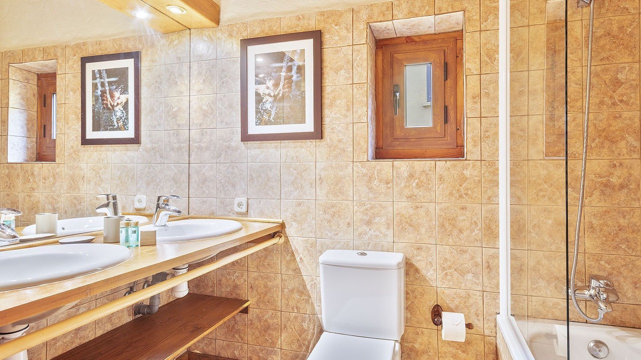 Photo of Bathroom in Arro